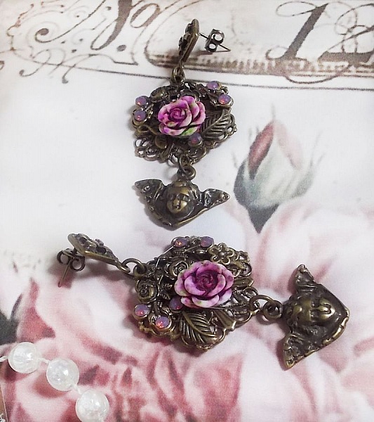 Boucles d'oreilles artisanales angelots, roses en résine et cristaux.