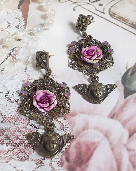 Boucles d'oreilles artisanales en laiton avec angelots et roses.