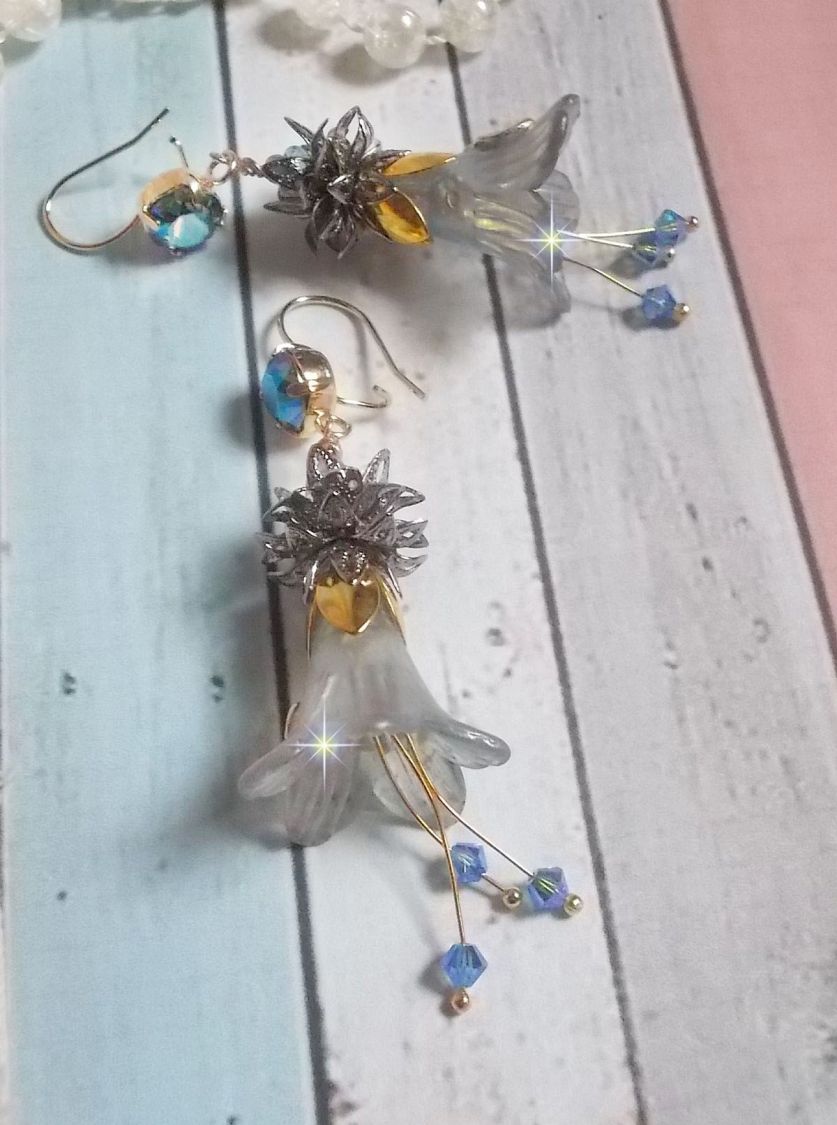 BO Sensations Or et Bleu cr&eacute;&eacute;es avec des fleurs trompettes peintes &agrave; la main, des cristaux, des fleurs en verre et des accessoires en Plaqu&eacute; Or