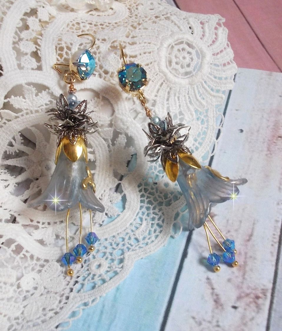 BO Sensations Or et Bleu cr&eacute;&eacute;es avec des fleurs trompettes peintes &agrave; la main, des cristaux, des fleurs en verre et des accessoires en Plaqu&eacute; Or