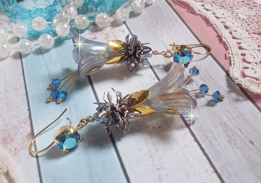 BO Sensations Or et Bleu cr&eacute;&eacute;es avec des fleurs trompettes peintes &agrave; la main, des cristaux, des fleurs en verre et des accessoires en Plaqu&eacute; Or