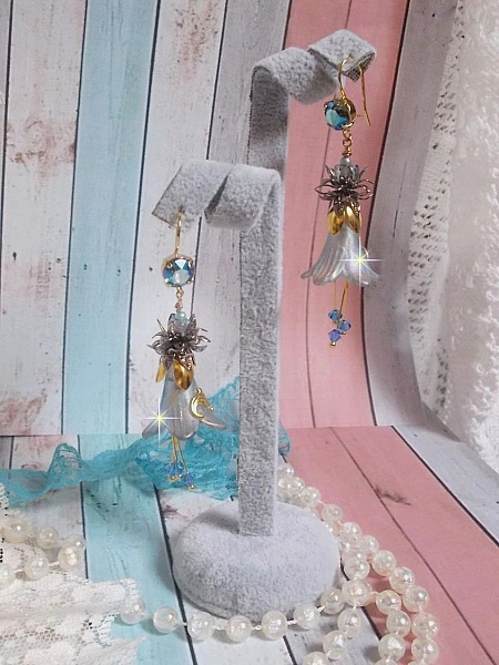 BO Sensations Or et Bleu cr&eacute;&eacute;es avec des fleurs trompettes peintes &agrave; la main, des cristaux, des fleurs en verre et des accessoires en Plaqu&eacute; Or