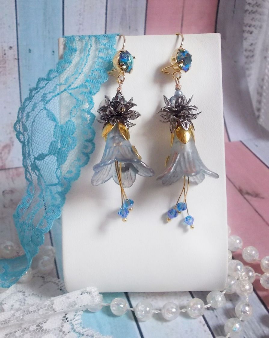 BO Sensations Or et Bleu cr&eacute;&eacute;es avec des fleurs trompettes peintes &agrave; la main, des cristaux, des fleurs en verre et des accessoires en Plaqu&eacute; Or