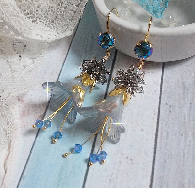BO Sensations Or et Bleu cr&eacute;&eacute;es avec des fleurs trompettes peintes &agrave; la main, des cristaux, des fleurs en verre et des accessoires en Plaqu&eacute; Or