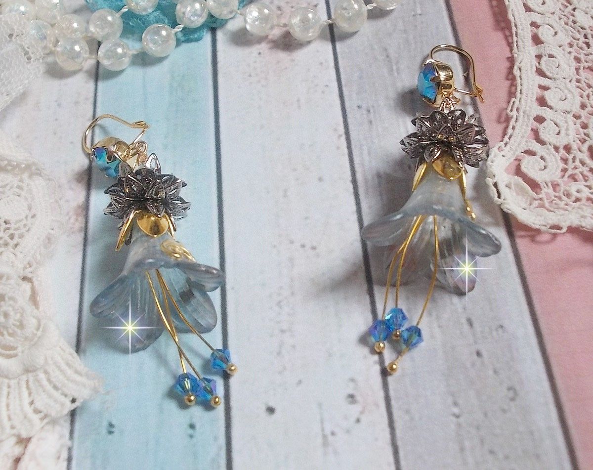 BO Sensations Or et Bleu cr&eacute;&eacute;es avec des fleurs trompettes peintes &agrave; la main, des cristaux, des fleurs en verre et des accessoires en Plaqu&eacute; Or