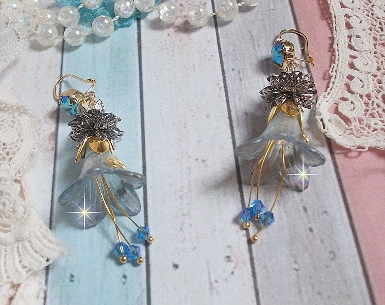 BO Sensations Or et Bleu cr&eacute;&eacute;es avec des fleurs trompettes peintes &agrave; la main, des cristaux, des fleurs en verre et des accessoires en Plaqu&eacute; Or