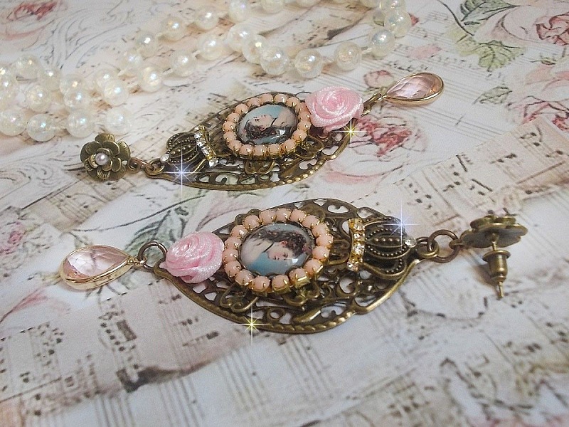BO Sissi Imp&eacute;ratrice dans les tons rose et bronze, pendentifs, strass, cha&icirc;ne perl&eacute;e, gouttes et clous d'oreilles en ml&eacute;tal en verre, breloques couronnes
