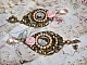 BO Sissi Imp&eacute;ratrice dans les tons rose et bronze, pendentifs, strass, cha&icirc;ne perl&eacute;e, gouttes et clous d'oreilles en ml&eacute;tal en verre, breloques couronnes