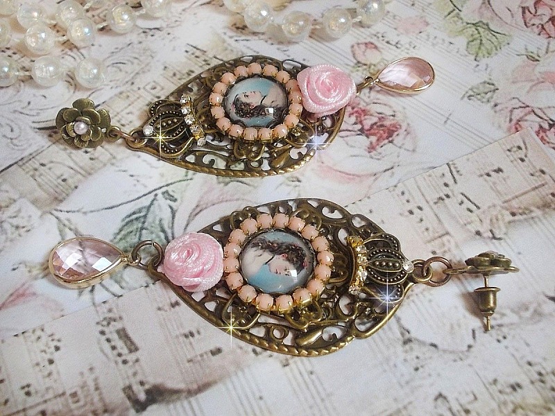 BO Sissi Imp&eacute;ratrice dans les tons rose et bronze, pendentifs, strass, cha&icirc;ne perl&eacute;e, gouttes et clous d'oreilles en ml&eacute;tal en verre, breloques couronnes