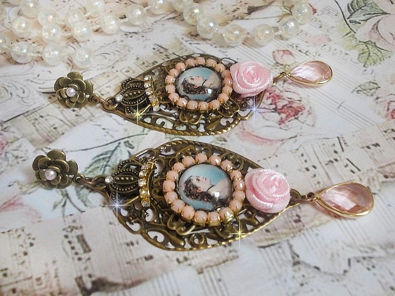 BO Sissi Imp&eacute;ratrice dans les tons rose et bronze, pendentifs, strass, cha&icirc;ne perl&eacute;e, gouttes et clous d'oreilles en ml&eacute;tal en verre, breloques couronnes