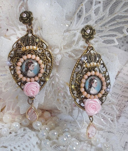 BO Sissi Imp&eacute;ratrice dans les tons rose et bronze, pendentifs, strass, cha&icirc;ne perl&eacute;e, gouttes et clous d'oreilles en ml&eacute;tal en verre, breloques couronnes