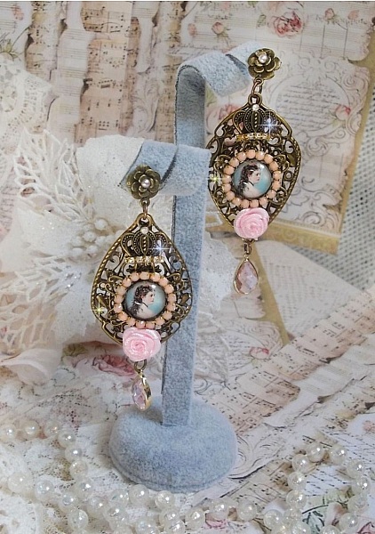 BO Sissi Imp&eacute;ratrice dans les tons rose et bronze, pendentifs, strass, cha&icirc;ne perl&eacute;e, gouttes et clous d'oreilles en ml&eacute;tal en verre, breloques couronnes