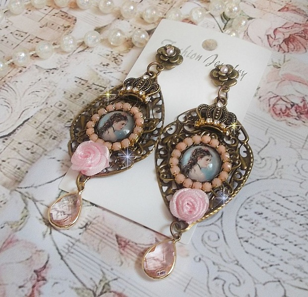 BO Sissi Imp&eacute;ratrice dans les tons rose et bronze, pendentifs, strass, cha&icirc;ne perl&eacute;e, gouttes et clous d'oreilles en ml&eacute;tal en verre, breloques couronnes