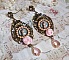 BO Sissi Imp&eacute;ratrice dans les tons rose et bronze, pendentifs, strass, cha&icirc;ne perl&eacute;e, gouttes et clous d'oreilles en ml&eacute;tal en verre, breloques couronnes