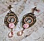BO Sissi Imp&eacute;ratrice dans les tons rose et bronze, pendentifs, strass, cha&icirc;ne perl&eacute;e, gouttes et clous d'oreilles en ml&eacute;tal en verre, breloques couronnes