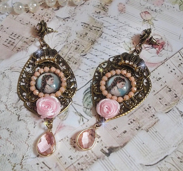 BO Sissi Imp&eacute;ratrice dans les tons rose et bronze, pendentifs, strass, cha&icirc;ne perl&eacute;e, gouttes et clous d'oreilles en ml&eacute;tal en verre, breloques couronnes
