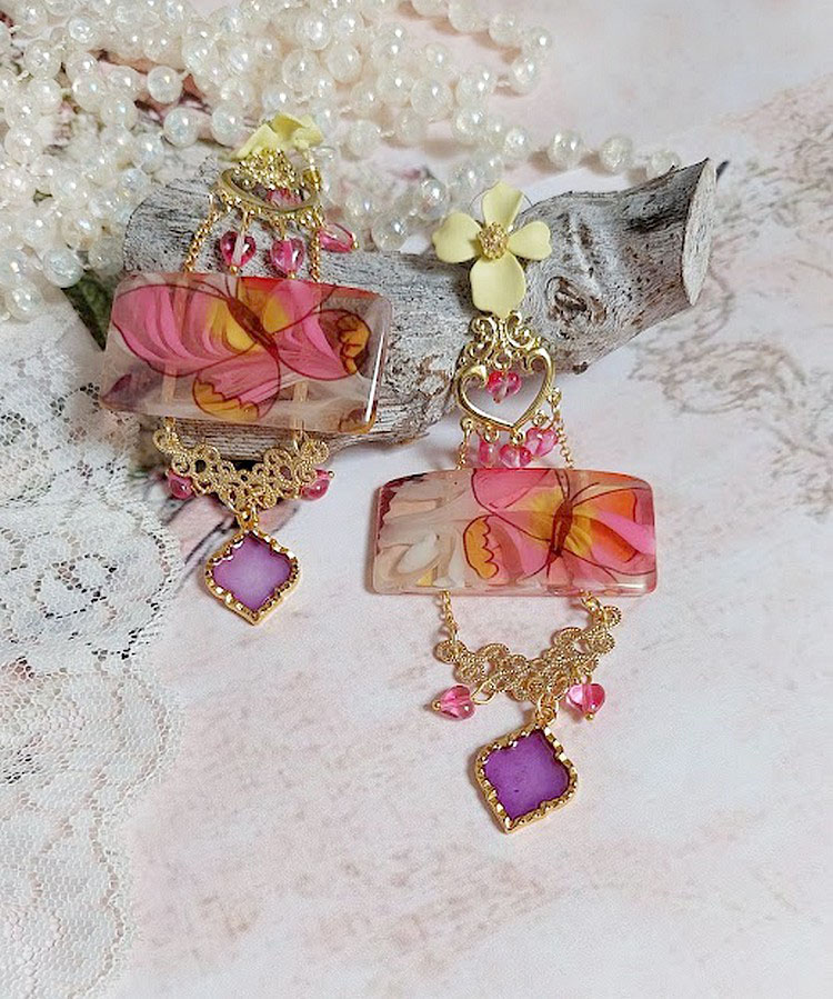 BO Soie de R&ecirc;ves cr&eacute;&eacute;es avec perles acryliques, intercalaires, pendentifs &eacute;poxy et puces m&eacute;tal 