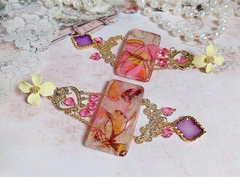 BO Soie de R&ecirc;ves cr&eacute;&eacute;es avec perles acryliques, intercalaires, pendentifs &eacute;poxy et puces m&eacute;tal 