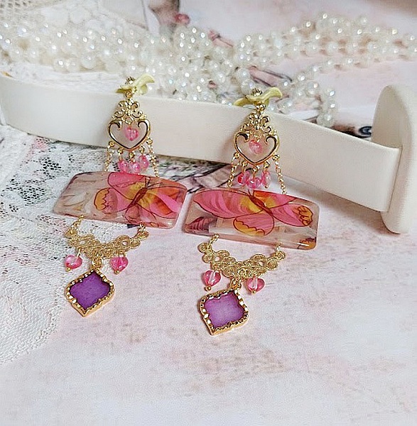 BO Soie de R&ecirc;ves cr&eacute;&eacute;es avec perles acryliques, intercalaires, pendentifs &eacute;poxy et puces m&eacute;tal 