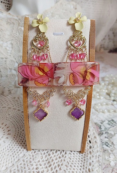 BO Soie de R&ecirc;ves cr&eacute;&eacute;es avec perles acryliques, intercalaires, pendentifs &eacute;poxy et puces m&eacute;tal 