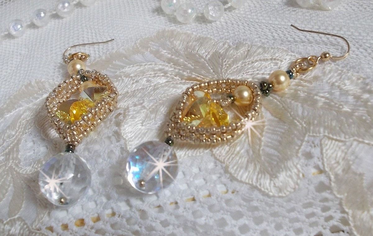 BO Bo'Soleil mont&eacute;es avec des coeurs en cristal de Swarovski, des perles nacr&eacute;es Gold et des crochets d'oreilles en Gold Filled 14 carats
