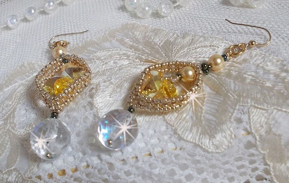 BO Bo'Soleil mont&eacute;es avec des coeurs en cristal de Swarovski, des perles nacr&eacute;es Gold et des crochets d'oreilles en Gold Filled 14 carats