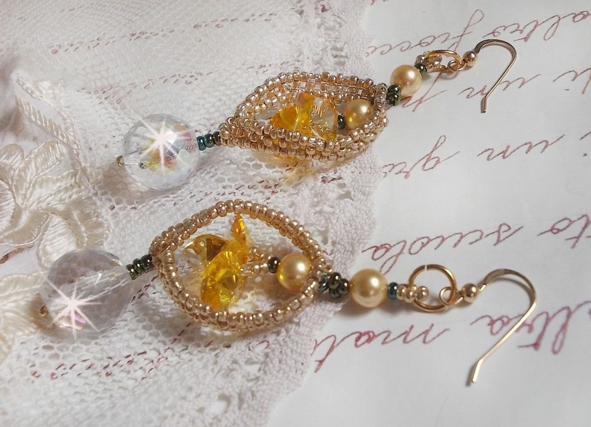 BO Bo'Soleil mont&eacute;es avec des coeurs en cristal de Swarovski, des perles nacr&eacute;es Gold et des crochets d'oreilles en Gold Filled 14 carats