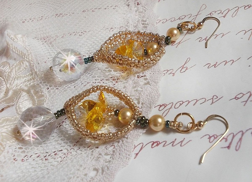 BO Bo'Soleil mont&eacute;es avec des coeurs en cristal de Swarovski, des perles nacr&eacute;es Gold et des crochets d'oreilles en Gold Filled 14 carats