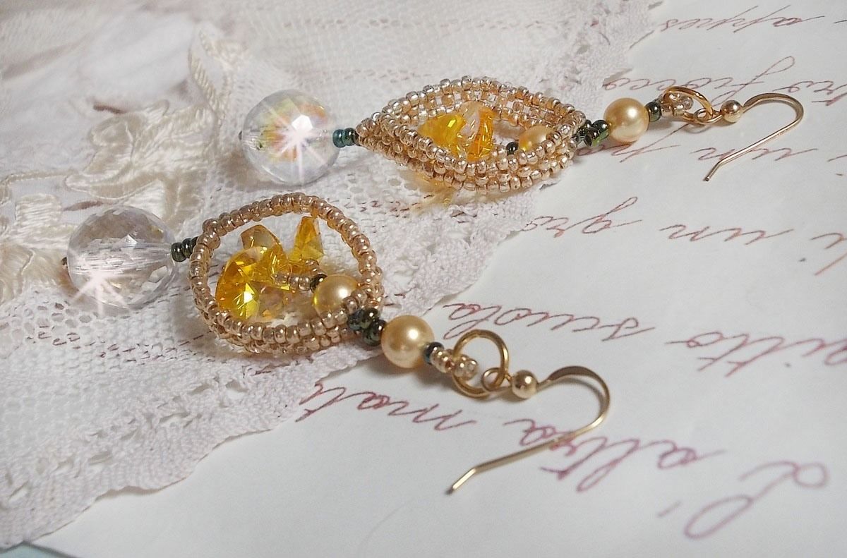 BO Bo'Soleil mont&eacute;es avec des coeurs en cristal de Swarovski, des perles nacr&eacute;es Gold et des crochets d'oreilles en Gold Filled 14 carats