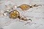 BO Bo'Soleil mont&eacute;es avec des coeurs en cristal de Swarovski, des perles nacr&eacute;es Gold et des crochets d'oreilles en Gold Filled 14 carats