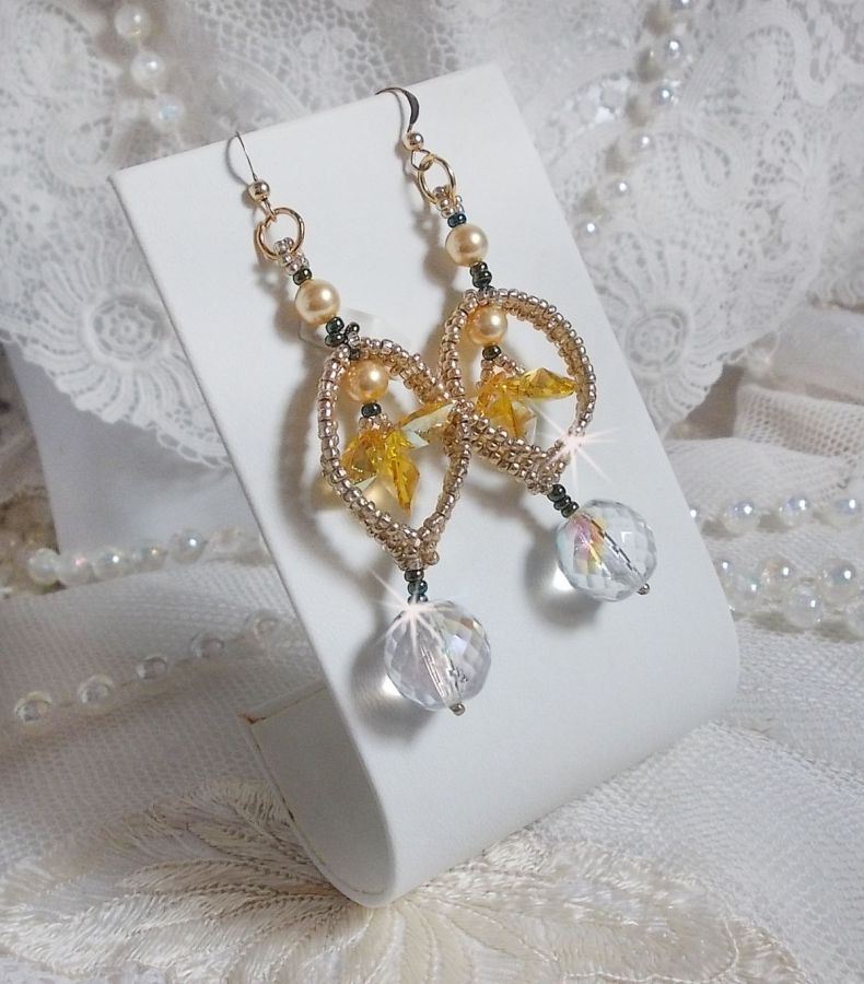 BO Bo'Soleil mont&eacute;es avec des coeurs en cristal de Swarovski, des perles nacr&eacute;es Gold et des crochets d'oreilles en Gold Filled 14 carats