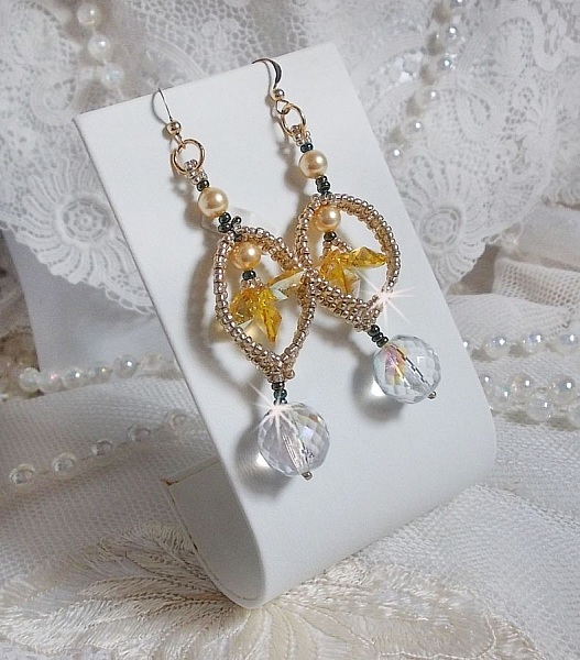 BO Bo'Soleil mont&eacute;es avec des coeurs en cristal de Swarovski, des perles nacr&eacute;es Gold et des crochets d'oreilles en Gold Filled 14 carats