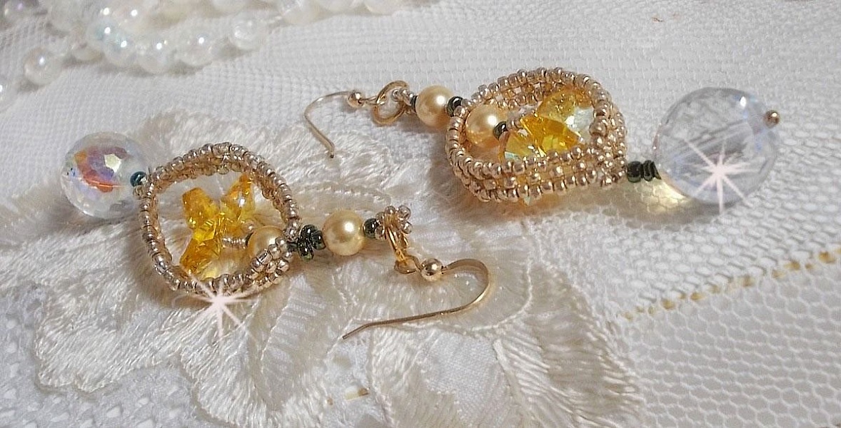 BO Bo'Soleil mont&eacute;es avec des coeurs en cristal de Swarovski, des perles nacr&eacute;es Gold et des crochets d'oreilles en Gold Filled 14 carats