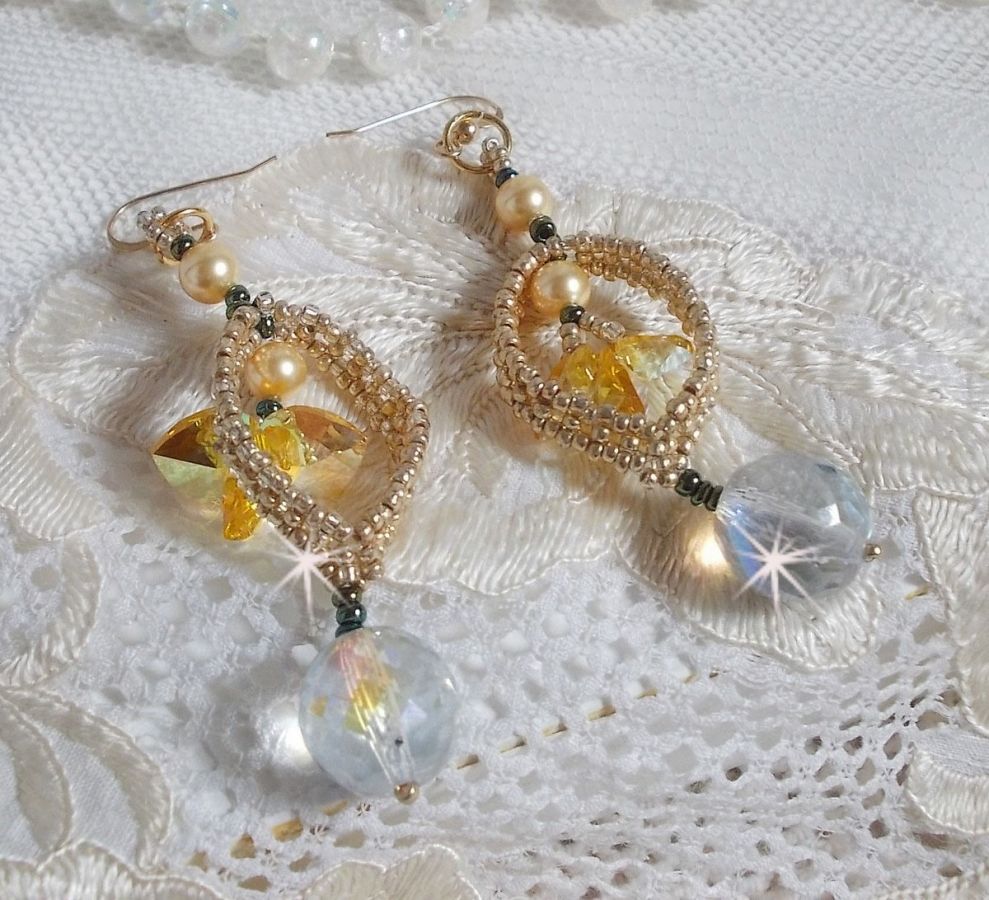 BO Bo'Soleil mont&eacute;es avec des coeurs en cristal de Swarovski, des perles nacr&eacute;es Gold et des crochets d'oreilles en Gold Filled 14 carats