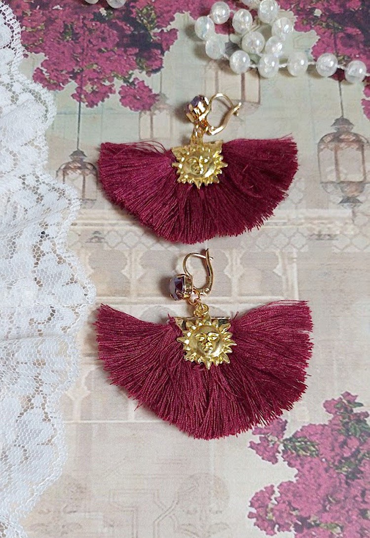 BO Soleil Dark Red mont&eacute;es avec pompons Bordeaux, pinces demi-lune, breloques et cabochons Cristal Swarovski