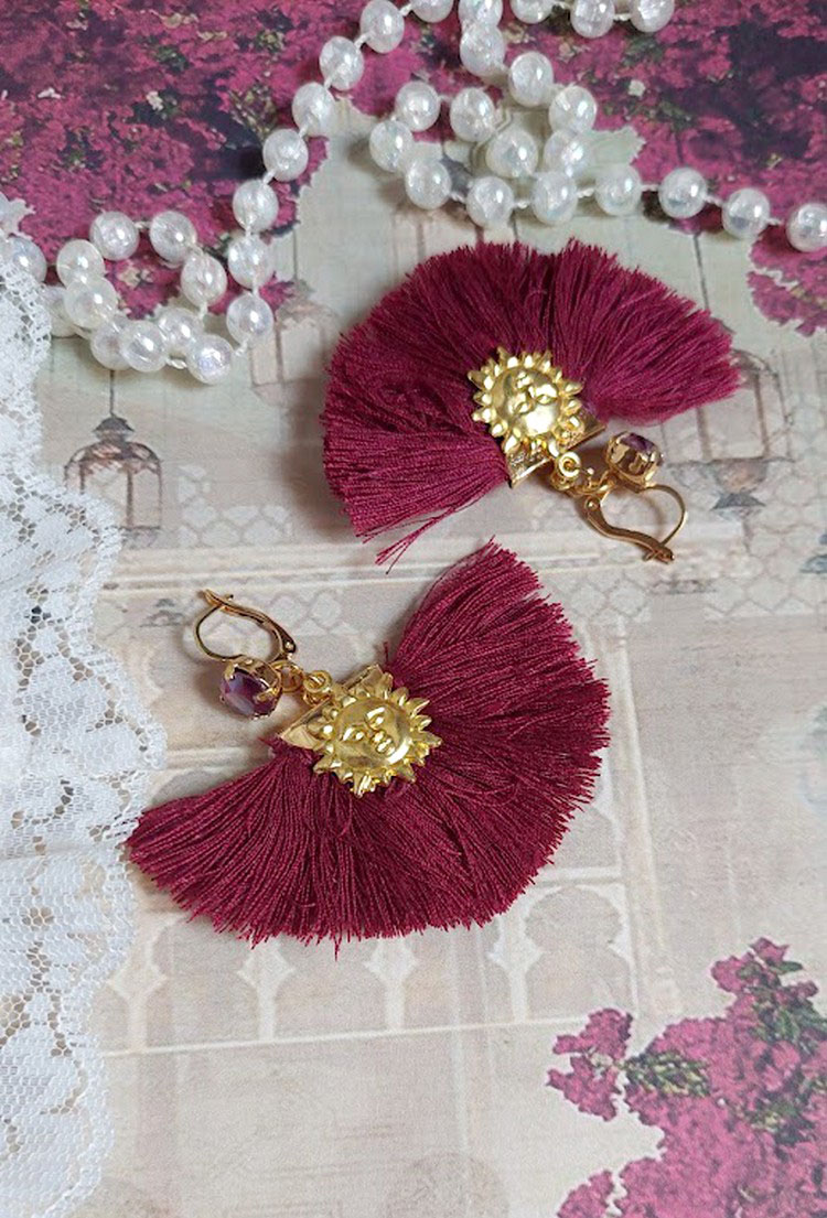 BO Soleil Dark Red mont&eacute;es avec pompons Bordeaux, pinces demi-lune, breloques et cabochons Cristal Swarovski