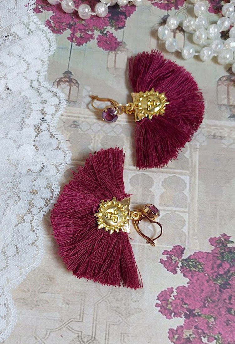BO Soleil Dark Red mont&eacute;es avec pompons Bordeaux, pinces demi-lune, breloques et cabochons Cristal Swarovski