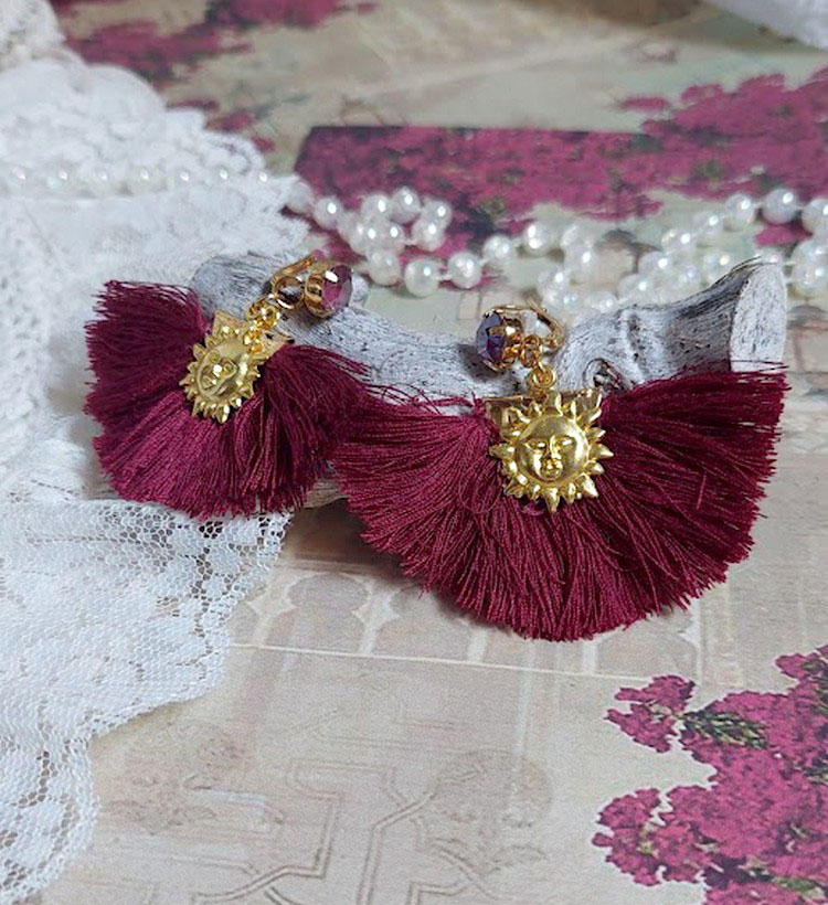 BO Soleil Dark Red mont&eacute;es avec pompons Bordeaux, pinces demi-lune, breloques et cabochons Cristal Swarovski