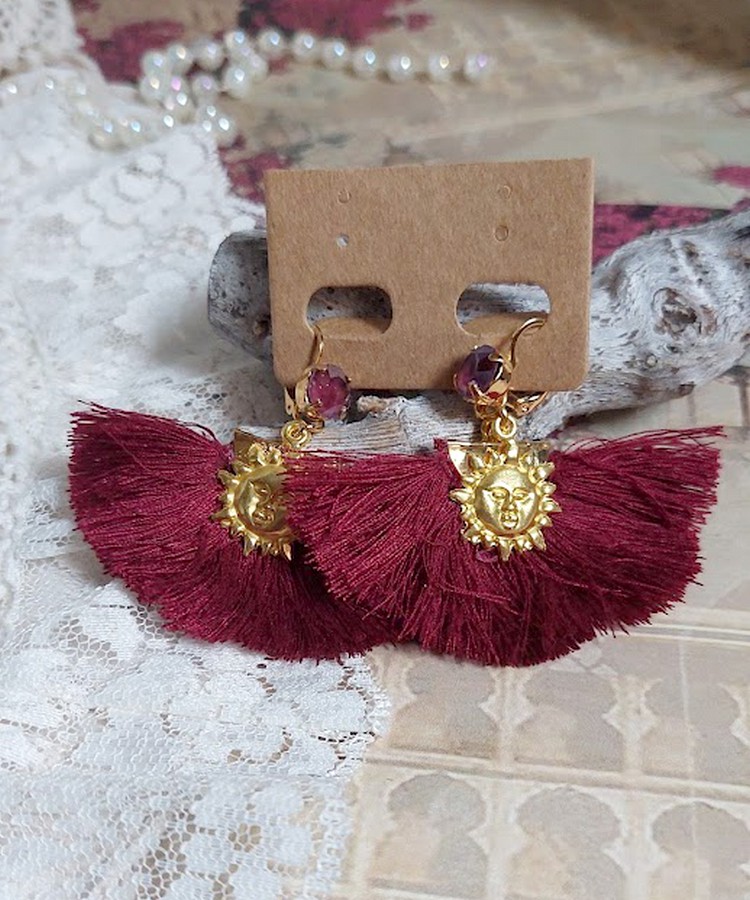 BO Soleil Dark Red mont&eacute;es avec pompons Bordeaux, pinces demi-lune, breloques et cabochons Cristal Swarovski