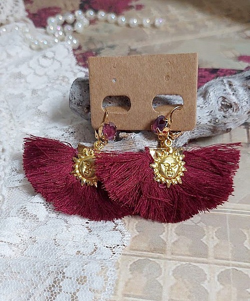 BO Soleil Dark Red mont&eacute;es avec pompons Bordeaux, pinces demi-lune, breloques et cabochons Cristal Swarovski