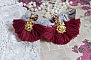 BO Soleil Dark Red mont&eacute;es avec pompons Bordeaux, pinces demi-lune, breloques et cabochons Cristal Swarovski