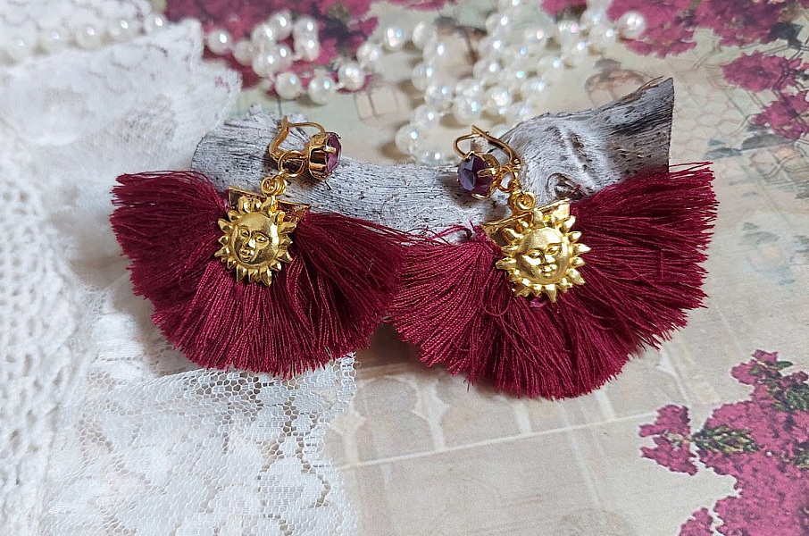 BO Soleil Dark Red mont&eacute;es avec pompons Bordeaux, pinces demi-lune, breloques et cabochons Cristal Swarovski