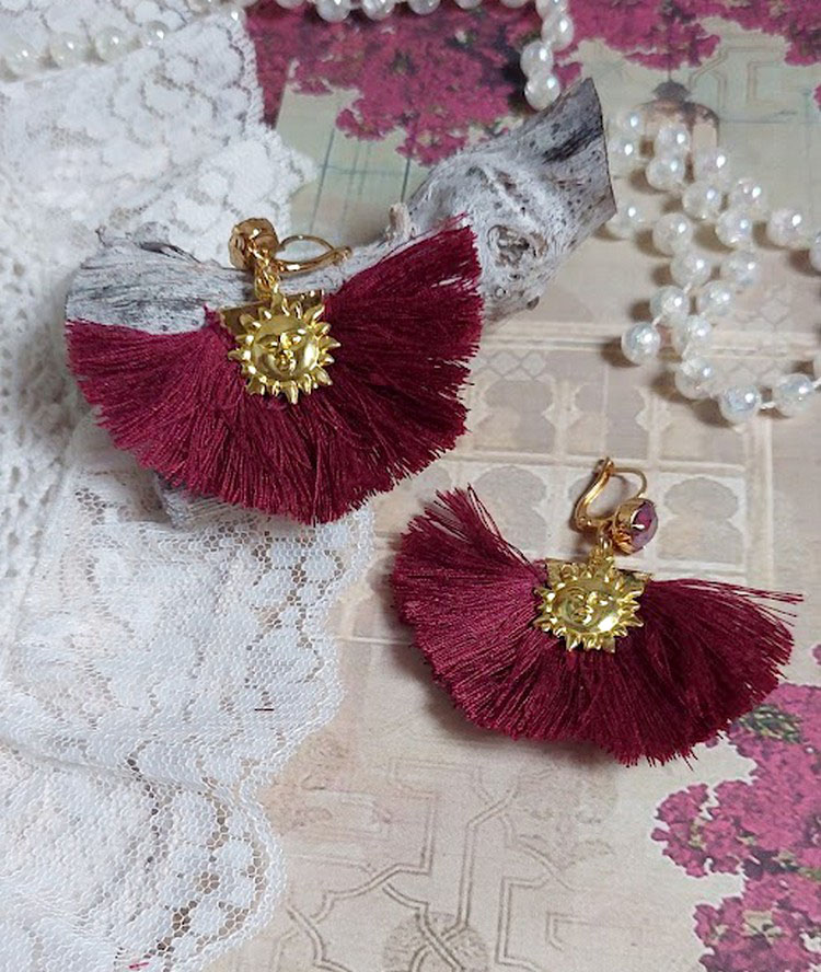 BO Soleil Dark Red mont&eacute;es avec pompons Bordeaux, pinces demi-lune, breloques et cabochons Cristal Swarovski