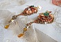 BO Souffle d'Automne chic brod&eacute;es avec des perles rondes en Cristal de Swarovski, deux cabochons en verre des ann&eacute;es 1960, roses en r&eacute;sine, rocailles et paillettes. Mont&eacute;s sur crochets en Laiton