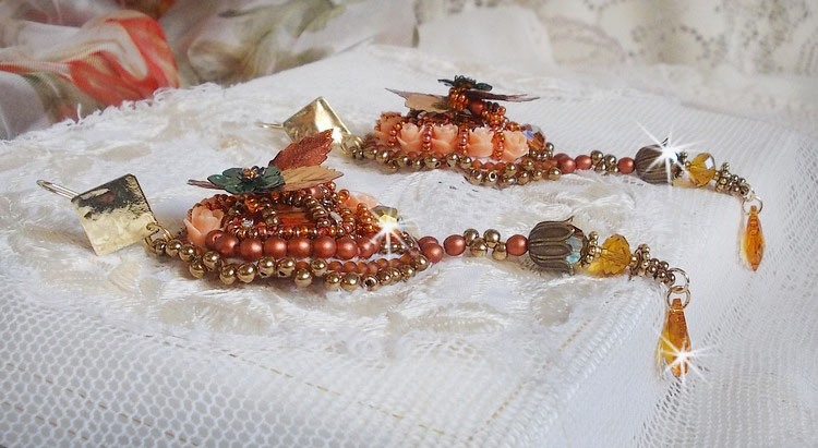 BO Souffle d'Automne chic brod&eacute;es avec des perles rondes en Cristal de Swarovski, deux cabochons en verre des ann&eacute;es 1960, roses en r&eacute;sine, rocailles et paillettes. Mont&eacute;s sur crochets en Laiton