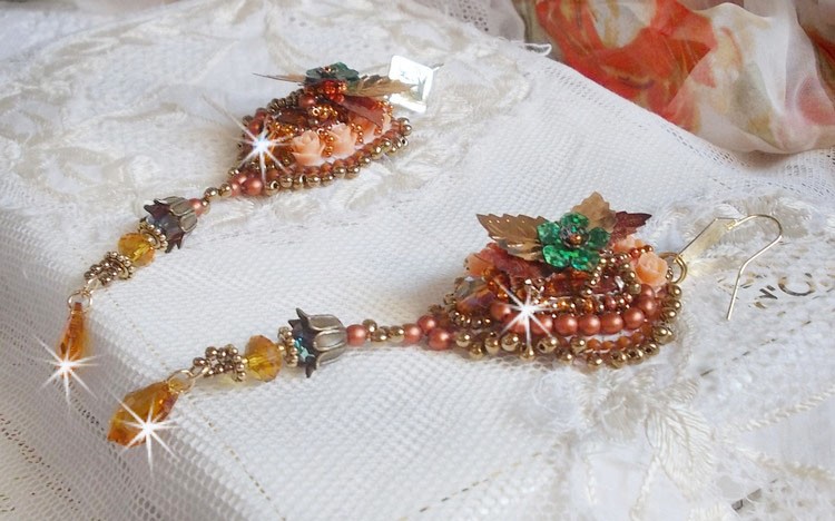 BO Souffle d'Automne chic brod&eacute;es avec des perles rondes en Cristal de Swarovski, deux cabochons en verre des ann&eacute;es 1960, roses en r&eacute;sine, rocailles et paillettes. Mont&eacute;s sur crochets en Laiton