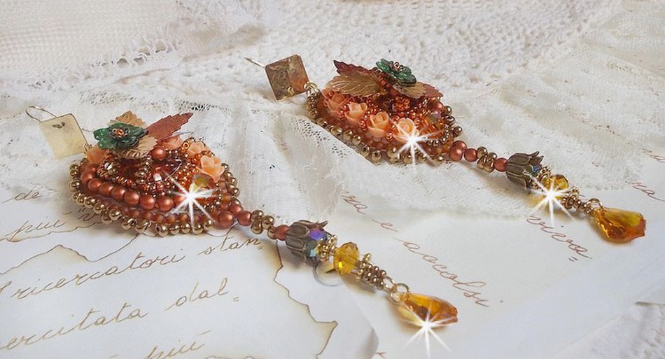 BO Souffle d'Automne chic brod&eacute;es avec des perles rondes en Cristal de Swarovski, deux cabochons en verre des ann&eacute;es 1960, roses en r&eacute;sine, rocailles et paillettes. Mont&eacute;s sur crochets en Laiton