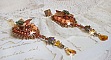 BO Souffle d'Automne chic brod&eacute;es avec des perles rondes en Cristal de Swarovski, deux cabochons en verre des ann&eacute;es 1960, roses en r&eacute;sine, rocailles et paillettes. Mont&eacute;s sur crochets en Laiton