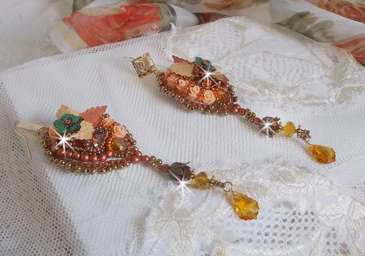 BO Souffle d'Automne chic brod&eacute;es avec des perles rondes en Cristal de Swarovski, deux cabochons en verre des ann&eacute;es 1960, roses en r&eacute;sine, rocailles et paillettes. Mont&eacute;s sur crochets en Laiton