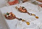 BO Souffle d'Automne chic brod&eacute;es avec des perles rondes en Cristal de Swarovski, deux cabochons en verre des ann&eacute;es 1960, roses en r&eacute;sine, rocailles et paillettes. Mont&eacute;s sur crochets en Laiton